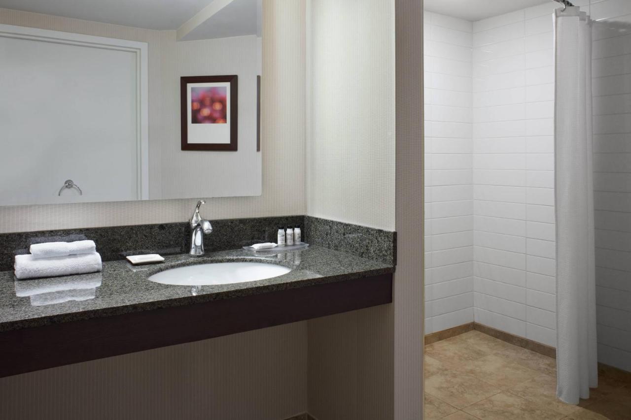 Delta Hotels By Marriott Beausejour Moncton Exterior foto